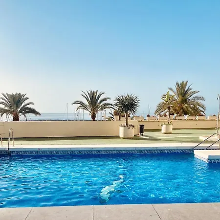 Modern With A Terrace 에스테포나