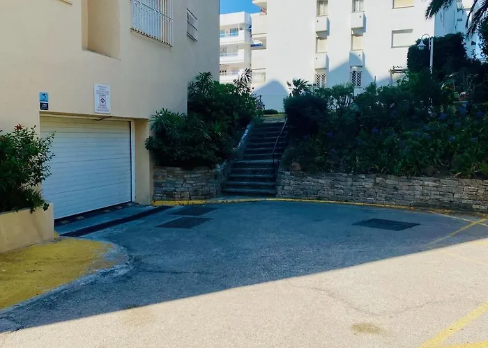 Modern With A Terrace 埃斯特波纳